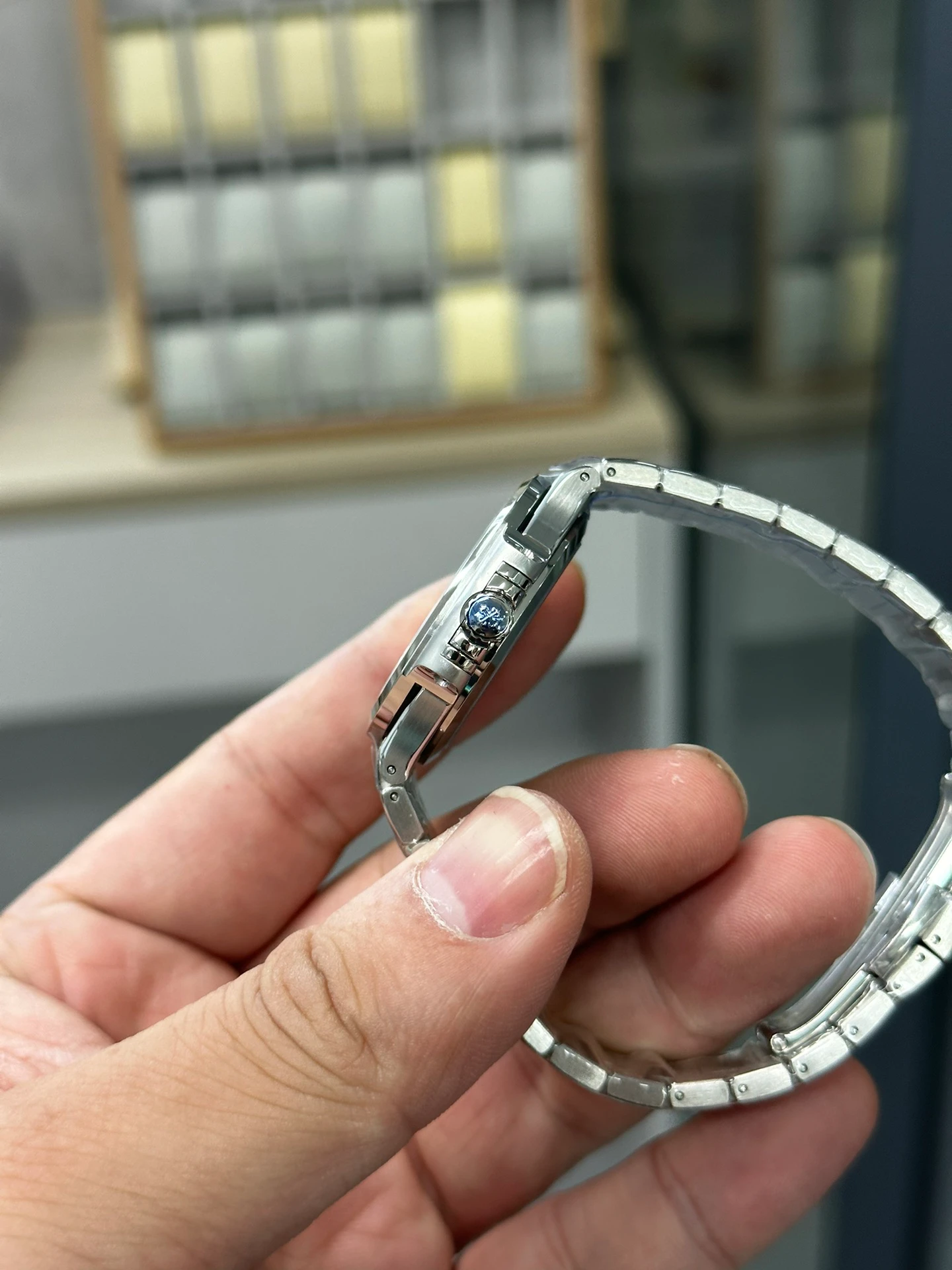 Replica Nautilus 7118/1200A-010 Patek Philippe “Ladies Automatic” side view