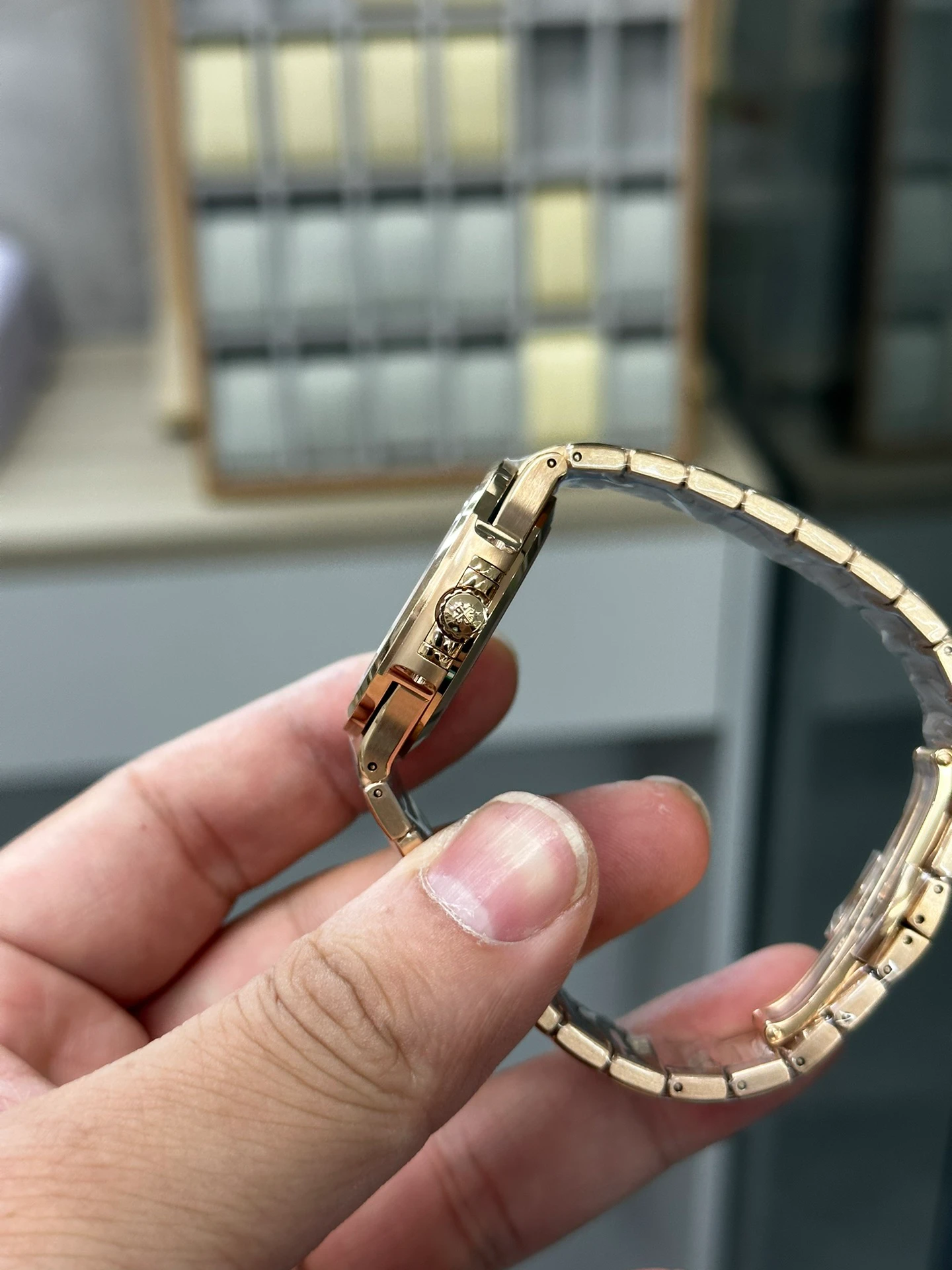 Replica Nautilus 7118/1200R-010 Patek Philippe “Ladies Automatic” detail view