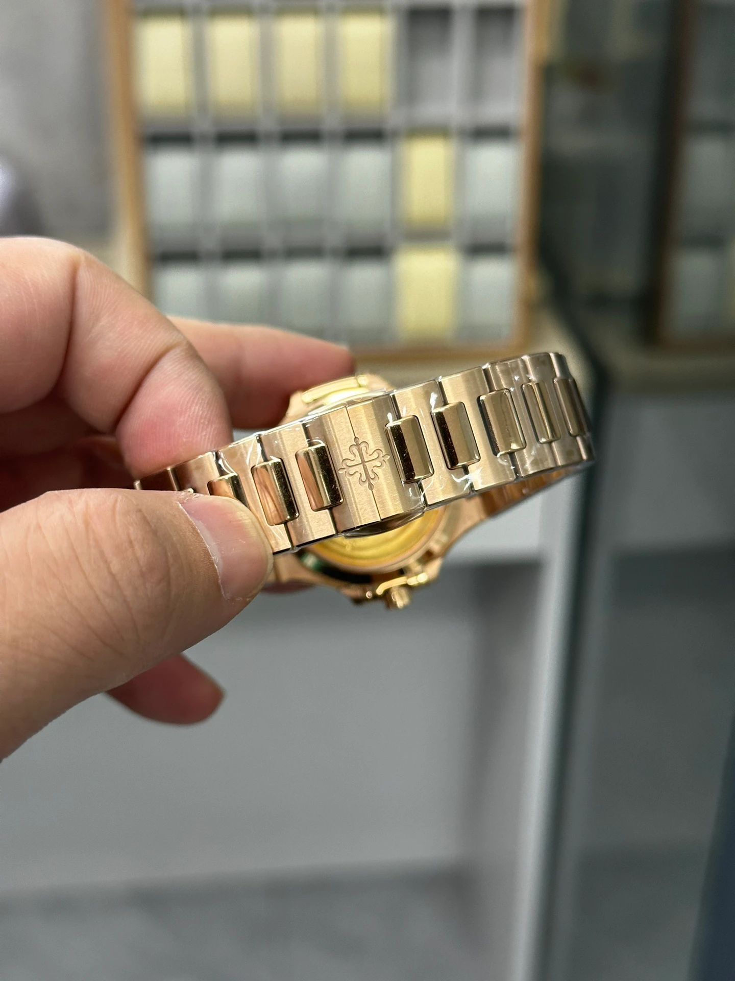 Replica Nautilus 7118/1200R-010 Patek Philippe “Ladies Automatic” caseback