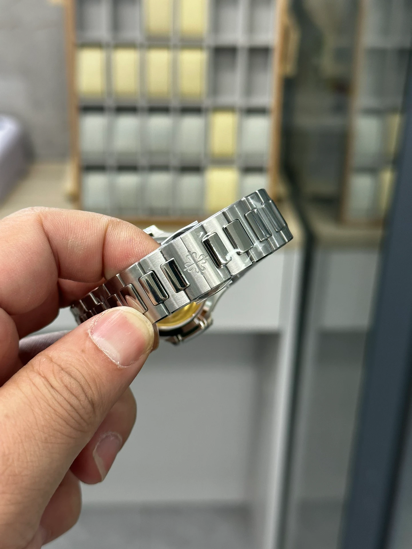 Replica Nautilus 7118/1A-001 Patek Philippe “Ladies Automatic”. caseback