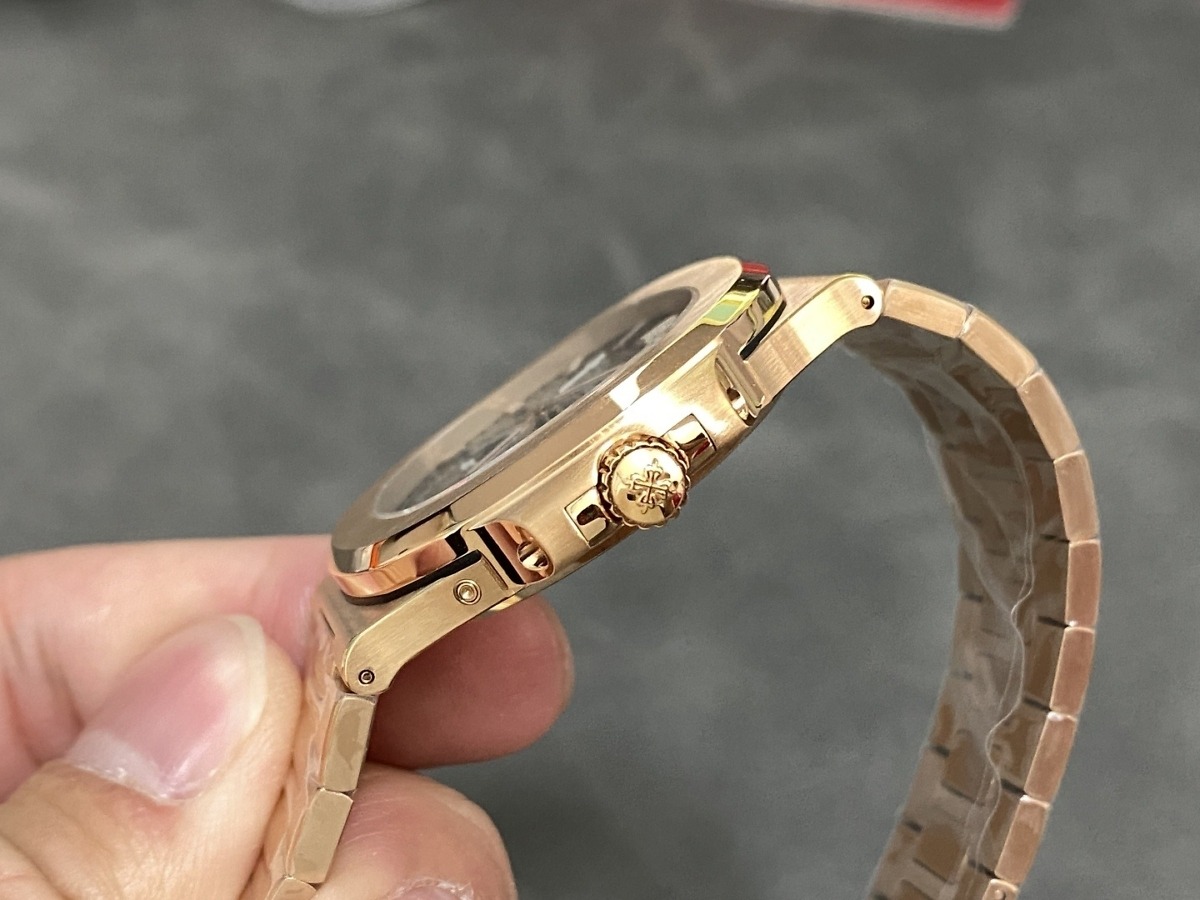 Replica Patek Philippe Nautilus Moon phases</br> <span style="color: #a8927b; font-size: 90%;">40 mm,Gold, Dark Dial, 5712/1A</span> - Image 7