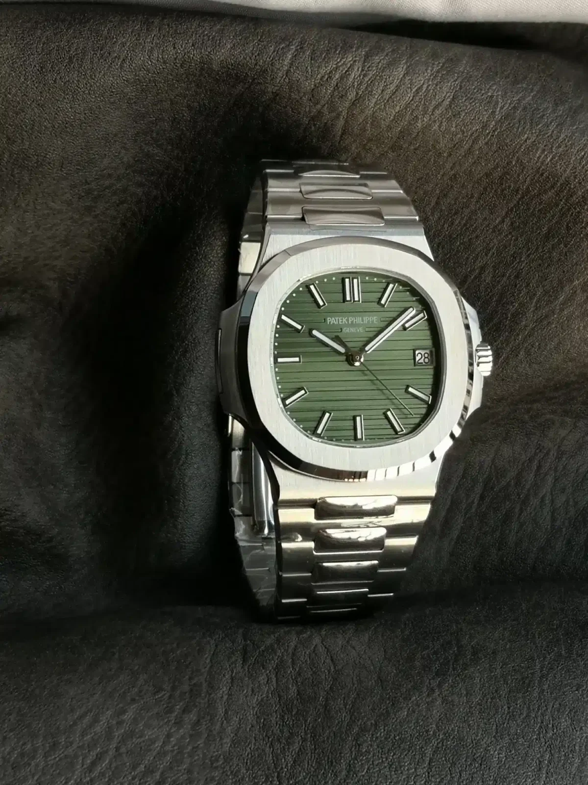 Nautilus 5711/1A </br> <span style="color: #a8927b; font-size: 90%;">40 mm, Stainless Steel Green Dial</span> - Image 2