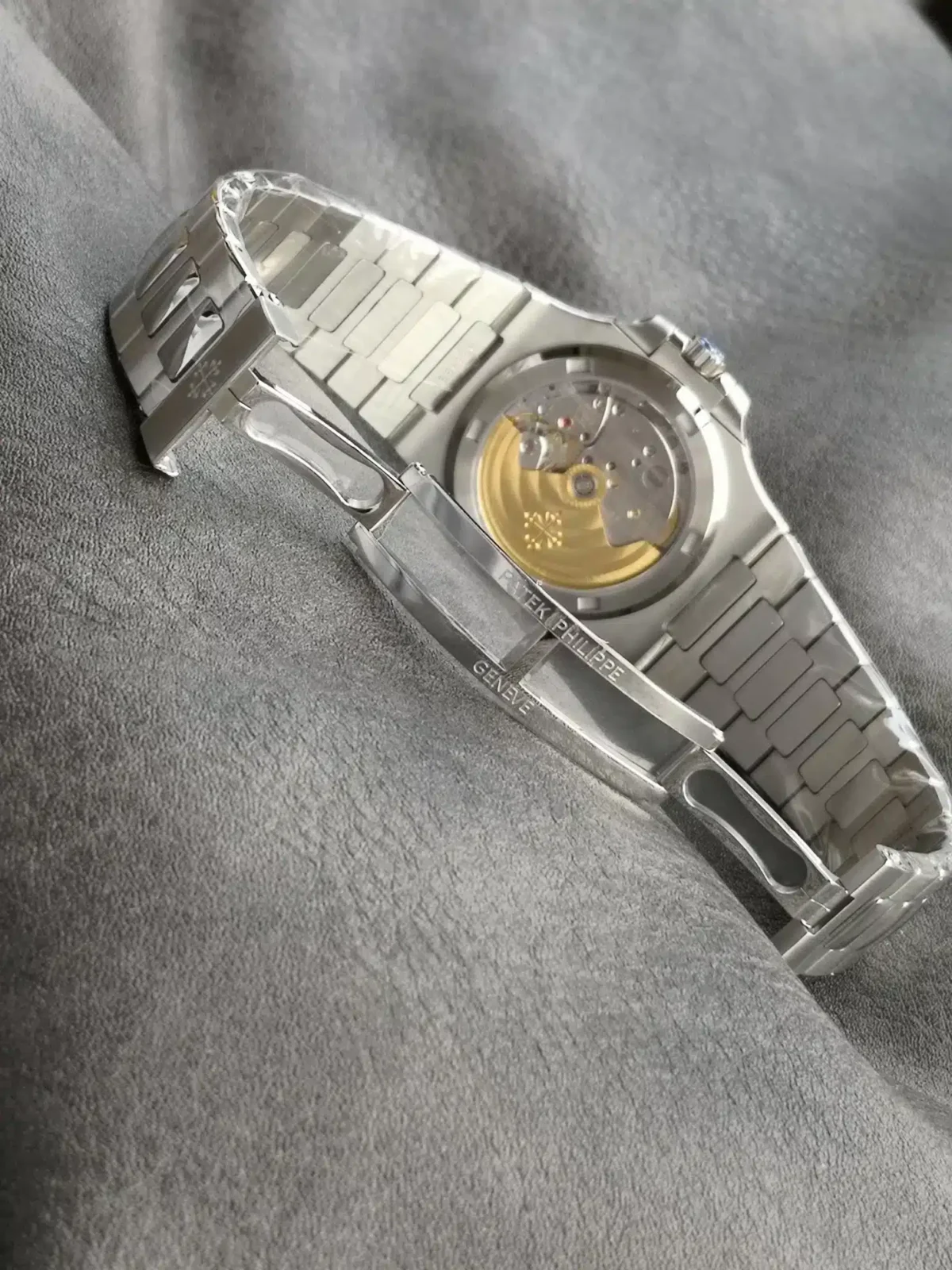 Nautilus 5711/1A </br> <span style="color: #a8927b; font-size: 90%;">40 mm, Stainless Steel Green Dial</span> - Image 8