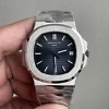 Profilo laterale del Patek Philippe 5711 che mostra lo spessore della cassa e la corona