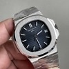 Vista angolare del Patek Philippe Nautilus 5711 che mostra quadrante e lunetta
