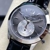Profil latéral de la Patek Philippe 5960R montrant l'épaisseur du boîtier et la couronne