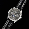 Profil latéral de la Patek Philippe 5140R montrant l'épaisseur du boîtier et la couronne