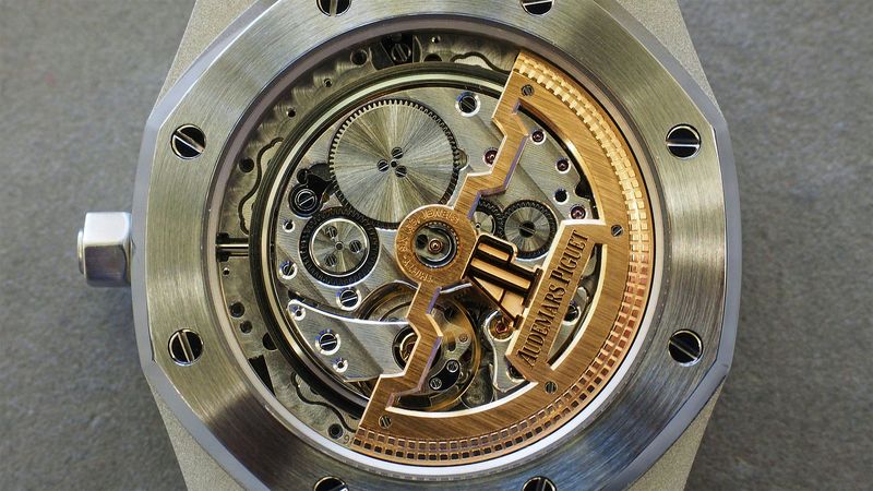 Dettaglio di finitura a strisce ginevrine e perlage nel movimento dell'orologio.